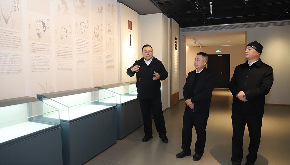 伊総が缶詰協会会長を五階に案内した